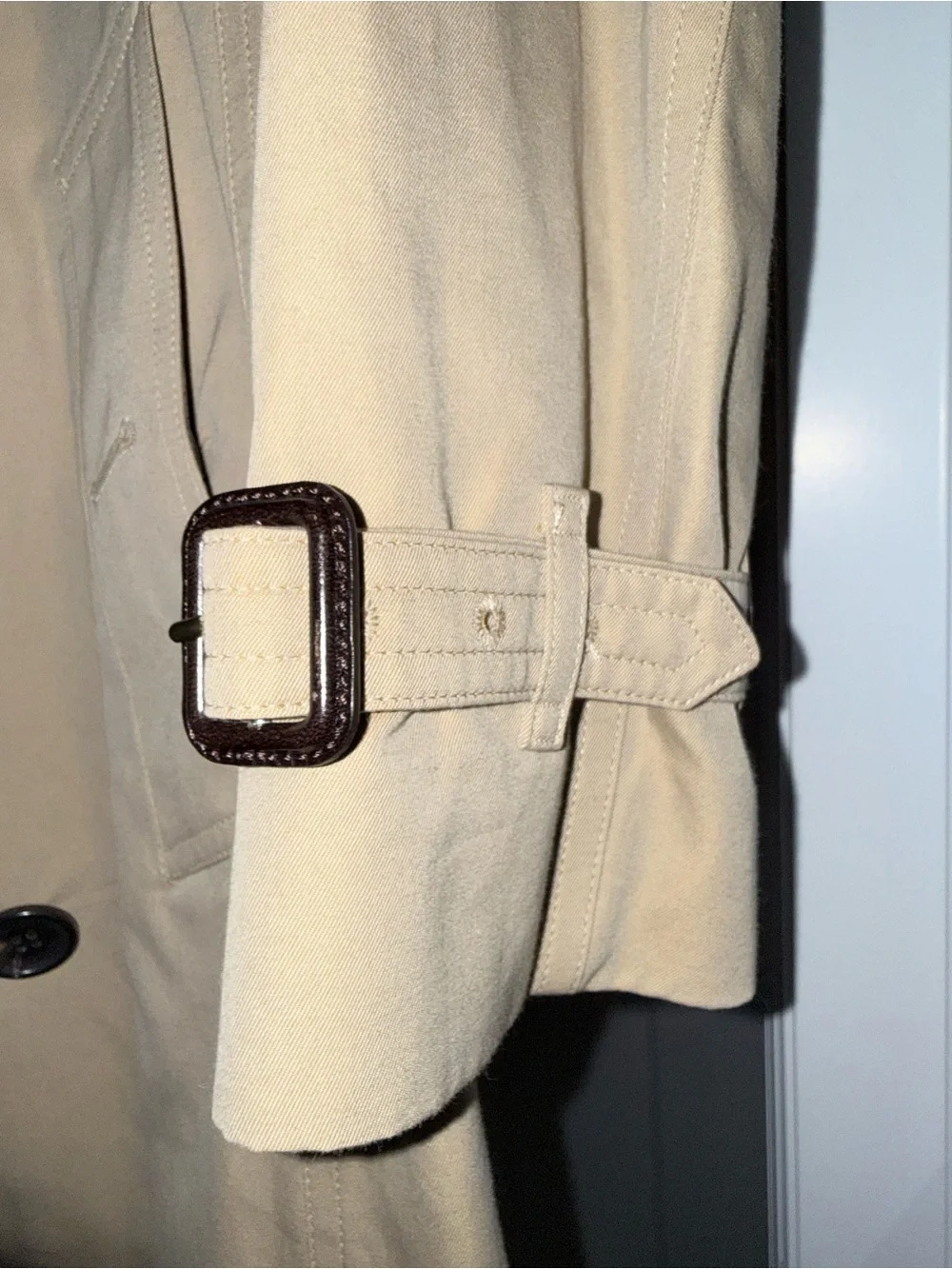 Burberry Beige and Black Nova Check Label Close-Up with Gold Chain Detail - Picture 9 of 16